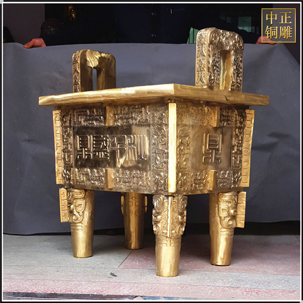 中國(guó)古代銅鼎擺件鑄造.jpg 中國(guó)古代銅鼎擺件鑄造.jpg